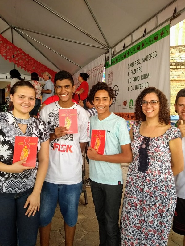 Estudante premiados no Concurso de Redação com a professora de português Fabiana Lula